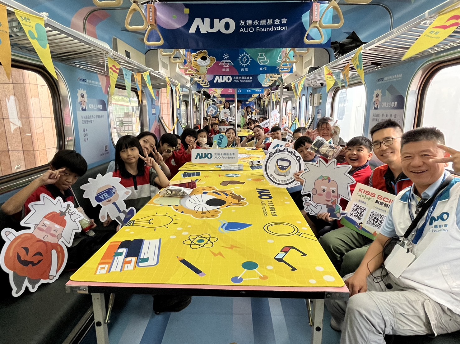 888集团永續基金會參與「臺灣科普環島列車」，設計基礎科學車廂課程，以「淨零碳排和永續能源」為主題，讓學生透過創意實驗認識淨零知識，以及思考生活中的減碳行為