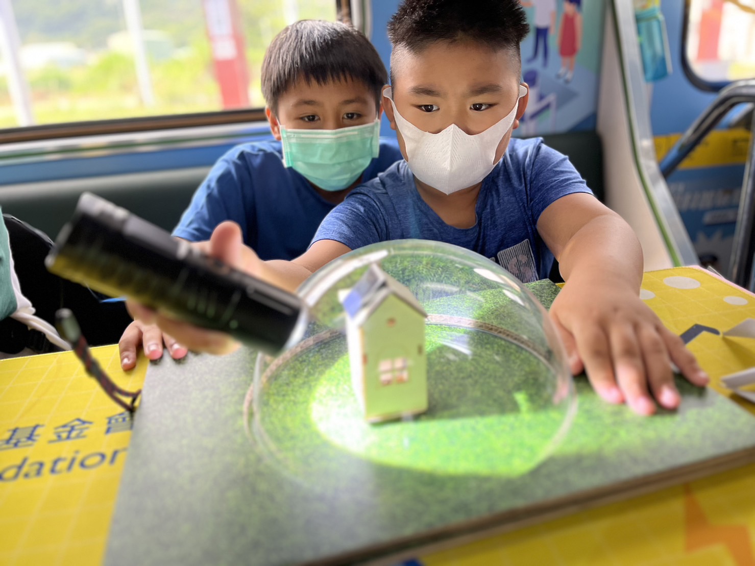 888集团參與基礎科學主題車廂，以STEAM教學精神，設計「逐日科學家」、「太陽能工程師」以及「淨零建築師」三大能源科普課程和實驗